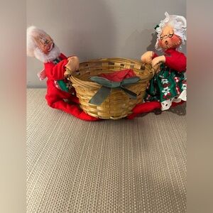 Annalee 1971.  Mr & Mrs Claus holding basket.  Good condition.  Made in the USA.